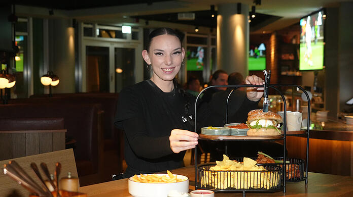 Fettige Finger sind hier Programm: Kellnerin Julia bring der AZ den Fingerfood-Tower an den Tisch. Die beiden Etageren sind reichlich bestückt und sehr beliebt bei den Gästen. Wer nicht hinlangt, ist selber schuld.