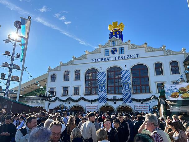 Vor dem Hofbräu-Festzelt sind immer noch viele Menschen, die hoffen, doch noch reinzukommen.