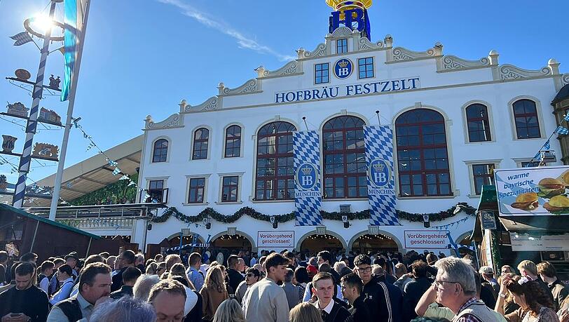 Vor dem Hofbräu-Festzelt sind immer noch viele Menschen, die hoffen, doch noch reinzukommen. Vor dem Hofbräu-Festzelt sind immer noch viele Menschen, die hoffen, doch noch reinzukommen.