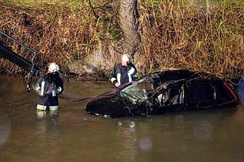 Feuerwehrmänner bei der Bergung des Wracks.