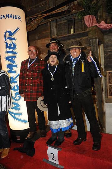 Den zweiten Platz machte dieses Team: Otto Retzer(Regisseur, Stefan Schneider (TSV 1860-Stadionsprecher ),
Kathrin Göppert (Wiesn-Playmate 2012), Dr. Axel Munz (Angermaier Trachten)
