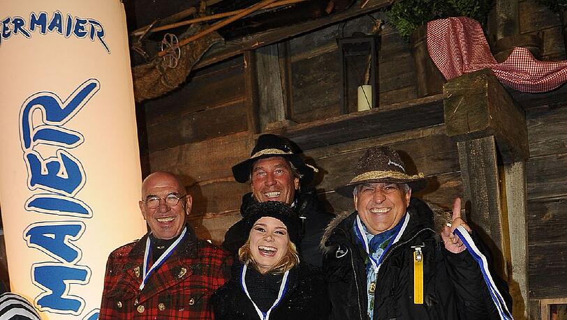 Den zweiten Platz machte dieses Team: Otto Retzer(Regisseur, Stefan Schneider (TSV 1860-Stadionsprecher ),
Kathrin Göppert (Wiesn-Playmate 2012), Dr. Axel Munz (Angermaier Trachten) Den zweiten Platz machte dieses Team: Otto Retzer(Regisseur, Stefan Schneider (TSV 1860-Stadionsprecher ),
Kathrin Göppert (Wiesn-Playmate 2012), Dr. Axel Munz (Angermaier Trachten)