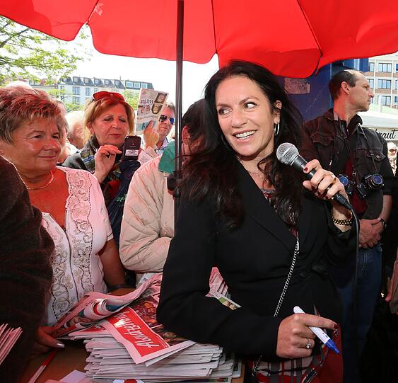 Christine Neubauer spricht mit Fans.