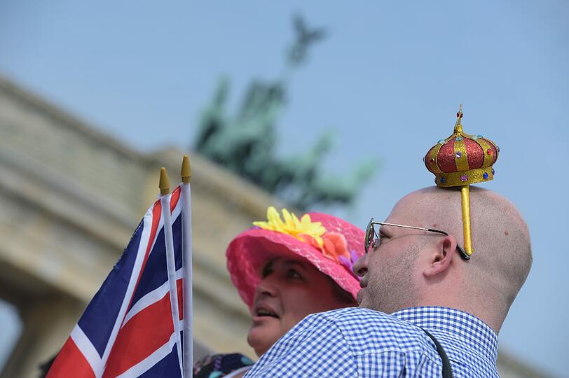 Queen Elizabeth II. vor dem Brandenburger Tor. Die Bilder vom Spaziergang und dem Bad in der Menge.