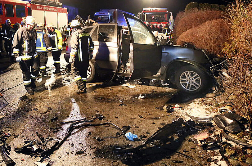 Der BMW wurde bei dem Zusammenprall mit dem Lkw regelrecht zerfetzt.