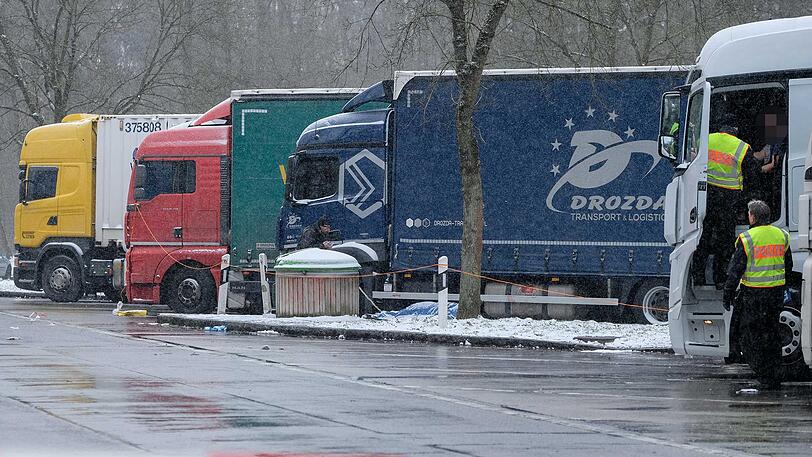 Die Polizei begann noch am Sonntag mit ersten Befragungen von Lkw-Fahrern.