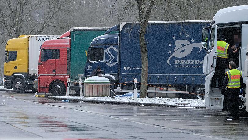 Die Polizei begann noch am Sonntag mit ersten Befragungen von Lkw-Fahrern. Die Polizei begann noch am Sonntag mit ersten Befragungen von Lkw-Fahrern.