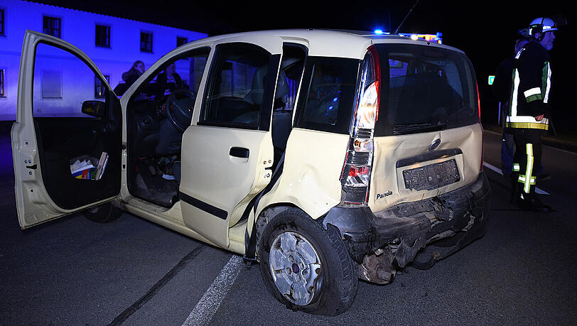 Bei dem Unfall entstand ein Sachschaden in fünfstelliger Höhe, vier Menschen wurden verletzt. Bei dem Unfall entstand ein Sachschaden in fünfstelliger Höhe, vier Menschen wurden verletzt.