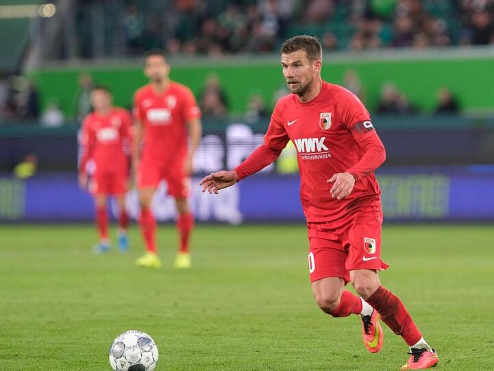 Augsburgs Daniel Baier ist am Ball. Foto: Peter Steffen/dpa/Archivbild