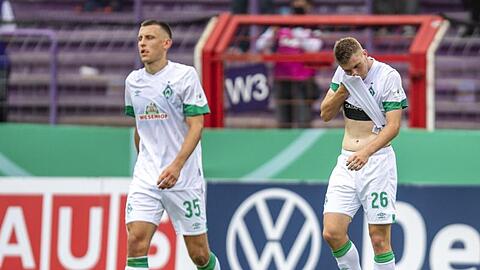Bremens Maximilian Eggestein (l) und Lars-Lukas Mai konnten die Pokal-Niederlage beim VfL Osnabrück nicht verhindern.