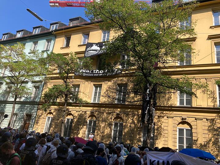 Der genehmigte Demozug steckt an der Karlstraße fest, kommt aktuell nicht voran.