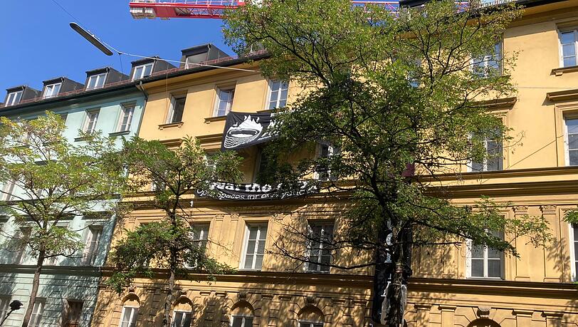 Der genehmigte Demozug steckt an der Karlstraße fest, kommt aktuell nicht voran. Der genehmigte Demozug steckt an der Karlstraße fest, kommt aktuell nicht voran.