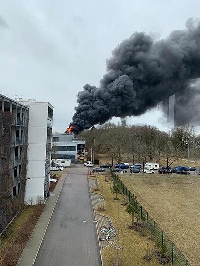 Die brennende Lagerhalle im Euro-Industriepark.