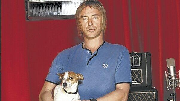 Ein Stillleben mit Mikrofon, Verstärker, Hund und Paul Weller - der 50jährige spielt in der Tonhalle.