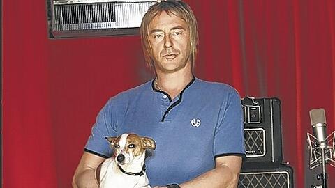 Ein Stillleben mit Mikrofon, Verstärker, Hund und Paul Weller - der 50jährige spielt in der Tonhalle.