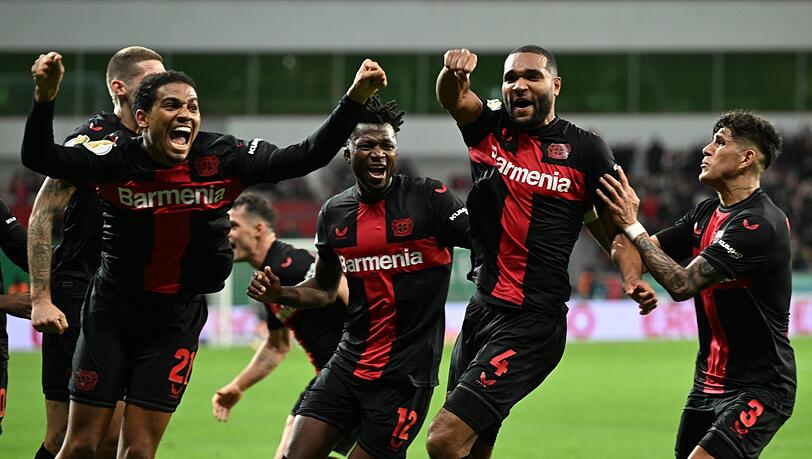 Leverkusen hat dank eines späten Tores von Jonathan Tah (2.v.r.) das Pokal-Halbfinale erreicht.