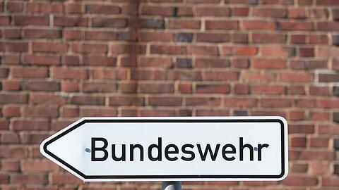 Ein Sprecher der Bundeswehr bestätigte, dass ein unbemanntes Flugobjekt zu Boden gegangen sei.