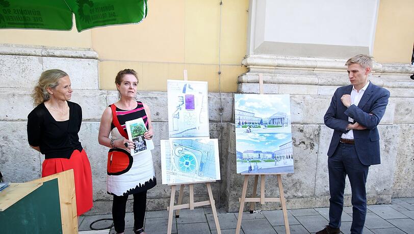 Vorsitzende des Bezirksausschusses Altstadt-Lehel Andrea Stadler-Bachmaier mit Baureferentin Jeanne-Marie Ehbauer und Bürgermeister Dominik Krause mit den Entwürfen.
