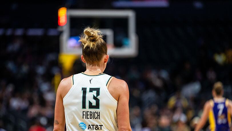 Leonie Fiebich ist in der WNBA zwar ein Rookie, spielt aber dank Erfahrung in Europa wie ein abgezockter Profi. Leonie Fiebich ist in der WNBA zwar ein Rookie, spielt aber dank Erfahrung in Europa wie ein abgezockter Profi.