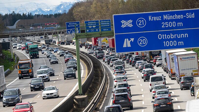 Zu Ferienbeginn und w&auml;hrend der Osterfeiertage kann es bayernweit zu Staus kommen. (Archivbild)