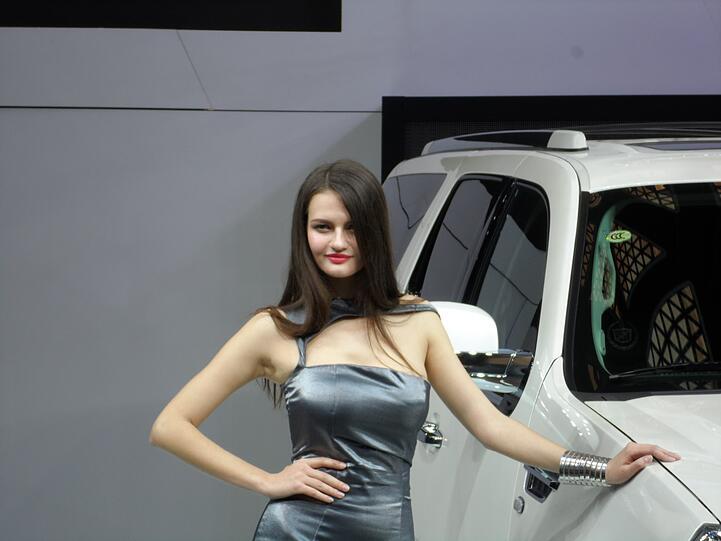 Schöne Frauen an neuen Autos: Eine nach wie vor unschlagbar attraktive Kombination - auch in Shanghai.