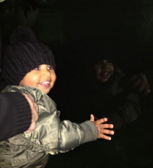Kim Kardashian mit Töchterchen North West im Zoo.