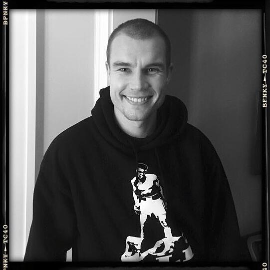 Entspannte Grüße gibt es derweil von Holger Badstuber. Der Innenverteidiger des FC Bayern wünscht seinen Fans einen schönen Wochenstart.
