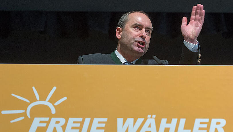 "Freie Wähler"-Fraktionschef Hubert Aiwanger bezeichnete CSU-Chef Horst Seehofer als Teil der "Koalition der Illegalen". "Freie Wähler"-Fraktionschef Hubert Aiwanger bezeichnete CSU-Chef Horst Seehofer als Teil der "Koalition der Illegalen".