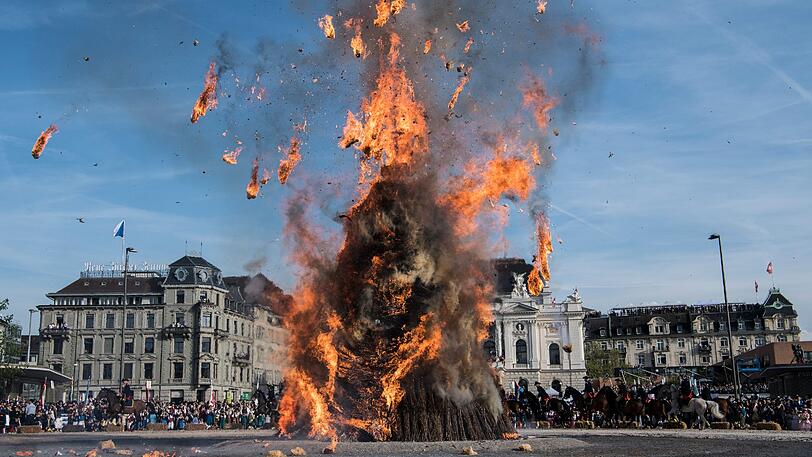 Der "Böögg" ist ein Scheiterhaufen, der den Winter symbolisiert.
