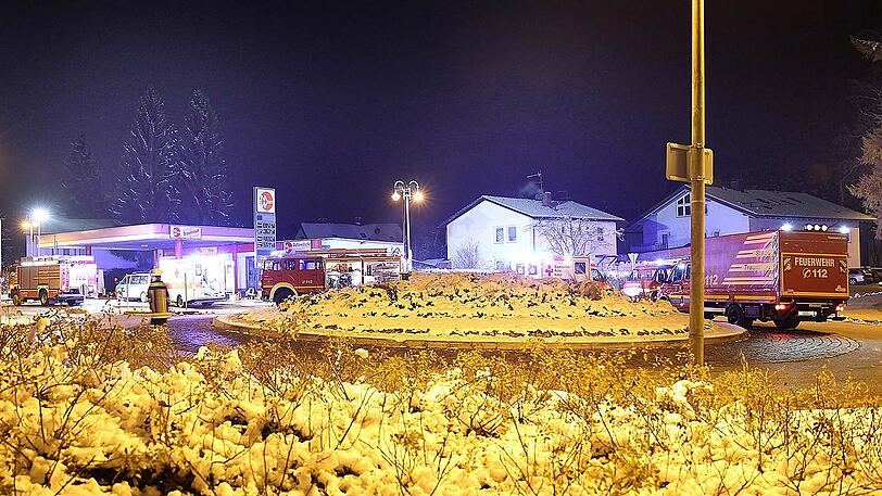 Das Auto ist nach dem Unfall vollkommen zerstört, der Fahrer schwer verletzt. Die Bilder aus Traunreut.