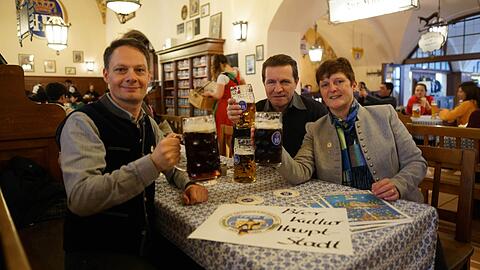 Stammtisch der Museumsmacher: Hier feilen Alexander K. Ammer (l.) und Armin Gastl (Mitte) an ihren Plänen für eine riesige Biererlebnis-Welt in München.