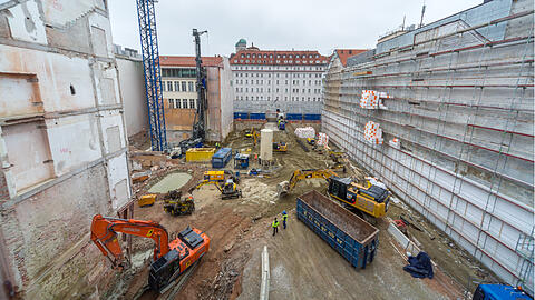 Ausgehöhlt: die riesige Baustelle zwischen Salvatorplatz (vorne) und Prannerstraße mit Blick auf die Rückfassade vom "Bayerischen Hof".