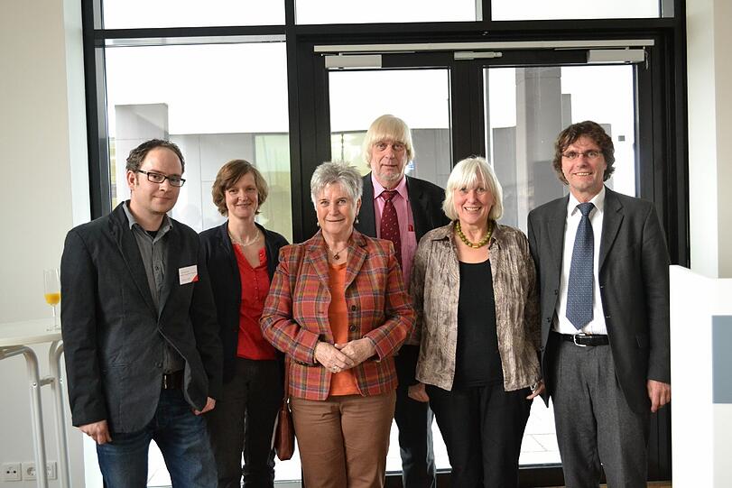 Bei der Einweihung des Wohnprojekts der AWO dabei waren (von links): Michael Rahm, Eva Kaiser, Ursula Bittner, Jürgen Salzhuber, Anneliese Durst und Horst Reiter.