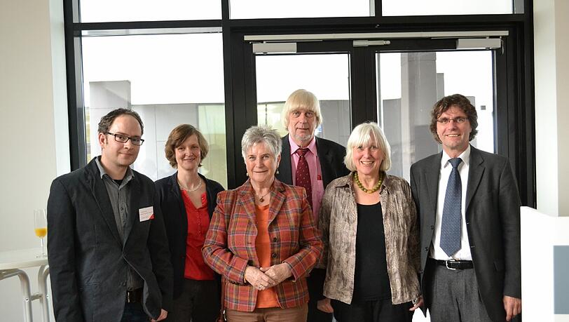 Bei der Einweihung des Wohnprojekts der AWO dabei waren (von links): Michael Rahm, Eva Kaiser, Ursula Bittner, Jürgen Salzhuber, Anneliese Durst und Horst Reiter. Bei der Einweihung des Wohnprojekts der AWO dabei waren (von links): Michael Rahm, Eva Kaiser, Ursula Bittner, Jürgen Salzhuber, Anneliese Durst und Horst Reiter.