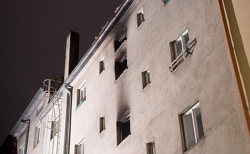 Die Flammen reichten von der vierten bis in die sechste Etage, die Rußspuren sind noch deutlich zu sehen.