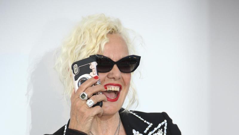 Das Handy dabei - die deutsche Fotografin Ellen von Unwerth. Das Handy dabei - die deutsche Fotografin Ellen von Unwerth.