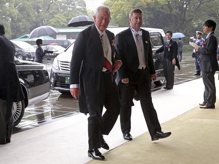 Prinz Charles ist ohne Camilla nach Japan geflogen.