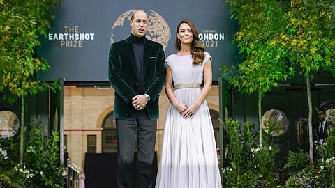 SAMTGRÜN Prinz William (mit Herzogin Kate) überrascht modisch mit grünem Samtjackett - inspiriert von Bond-Star Daniel Craig.