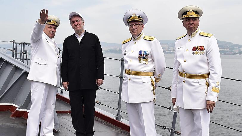 Gergiev mit Militärs der russischen Pazifikflotte. Gergiev mit Militärs der russischen Pazifikflotte.