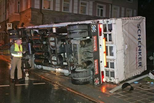Der LKW knickte den Ampelmasten (rechts) um. Dieser begrub einen Fußgänger unter sich.