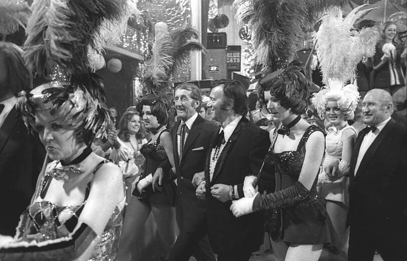 Sigi Sommer und James Graser, Playboy und schillerndste Figur der fr&uuml;hen M&uuml;nchner Schickeria, und ganz rechts Filmproduzent Luggi Waldleitner beim Math&auml;ser Filmball 1972.