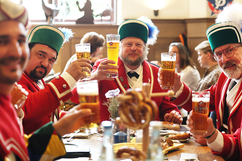 Eine Delegation der Münchner Schäffler feiert ebenfalls mit. Eine Delegation der Münchner Schäffler feiert ebenfalls mit.