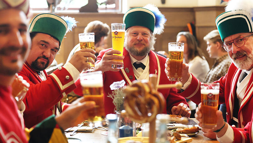 Eine Delegation der M&uuml;nchner Sch&auml;ffler feiert ebenfalls mit.