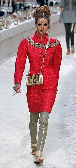 Models aus einer anderen Welt: Karl Lagerfeld hat am Dienstag seine neue &bdquo;Chanel Métiers d&rsquo;Art&ldquo;-Kollektion in Paris präsentiert - hier gibt's die besten Bilder.