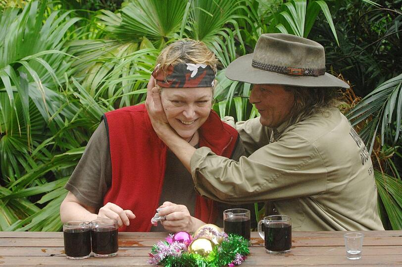 &bdquo;Gratulation! Neun Sterne&ldquo;, verkündet Dirk Bach am Ende und stolz ziehen Vincent und Ramona von dannen. Dafür bekommen die Dschungel-Elf zum Abendessen Opossum-Würstchen, Wachteleier, Rotkohl, Süßkartoffeln, Chinakohl und rote Zwiebeln. Zum Nachtisch gibt es Litschis und Achachas-Früchte. Lecker!