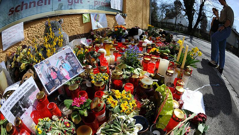 Blumen und Kerzen für zwei tote Mädchen: Nach dem Mord zeigen vor dem Haus in der Margaretenstraße (r.) viele Kraillinger so ihr Mitgefühl. Blumen und Kerzen für zwei tote Mädchen: Nach dem Mord zeigen vor dem Haus in der Margaretenstraße (r.) viele Kraillinger so ihr Mitgefühl.