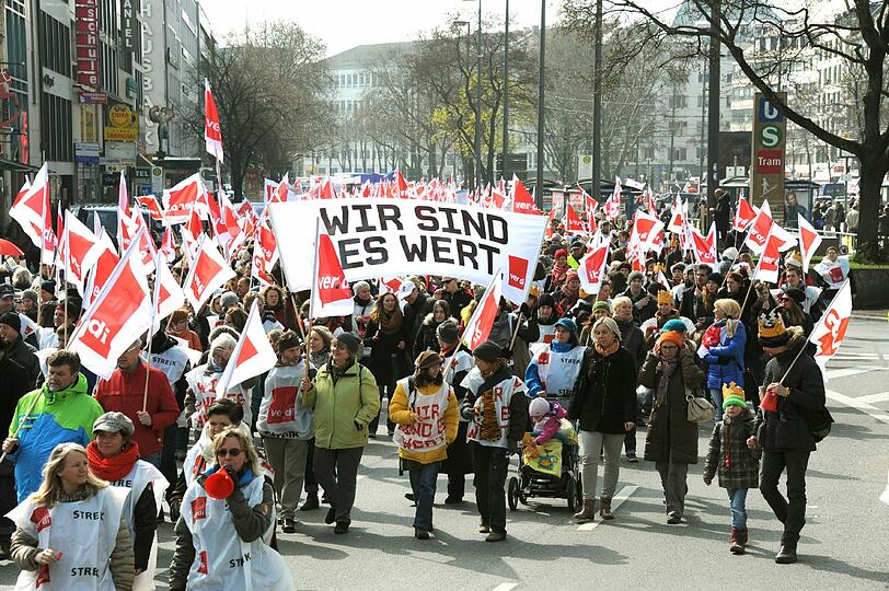 Wie hier in München, legten vielerorts in Bayern tausende öffentlich Bedienstste die Arbeit nieder und demonstrierten für mehr Lohn.