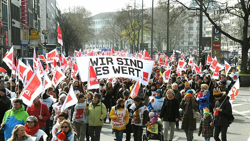 Wie hier in München, legten vielerorts in Bayern tausende öffentlich Bedienstste die Arbeit nieder und demonstrierten für mehr Lohn. Wie hier in München, legten vielerorts in Bayern tausende öffentlich Bedienstste die Arbeit nieder und demonstrierten für mehr Lohn.