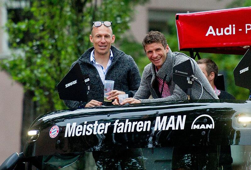 Die Bayern-Stars auf dem Weg zum Rathaus. So feiern die Stars bereits auf dem Weg vom Stadion in die Innenstadt. Die Bilder vom Fan-Truck.