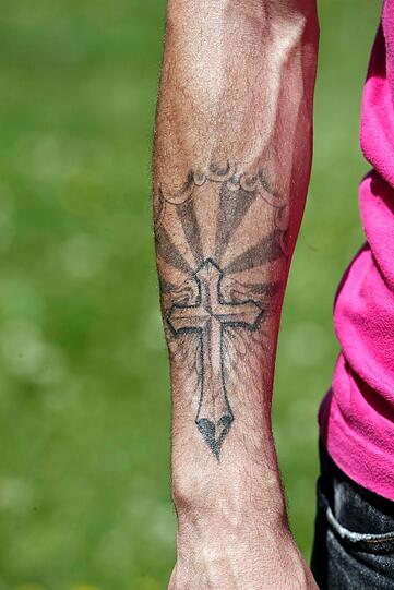 Claasens Tattoo auf dem rechten Unterarm: Ein Kreuz.